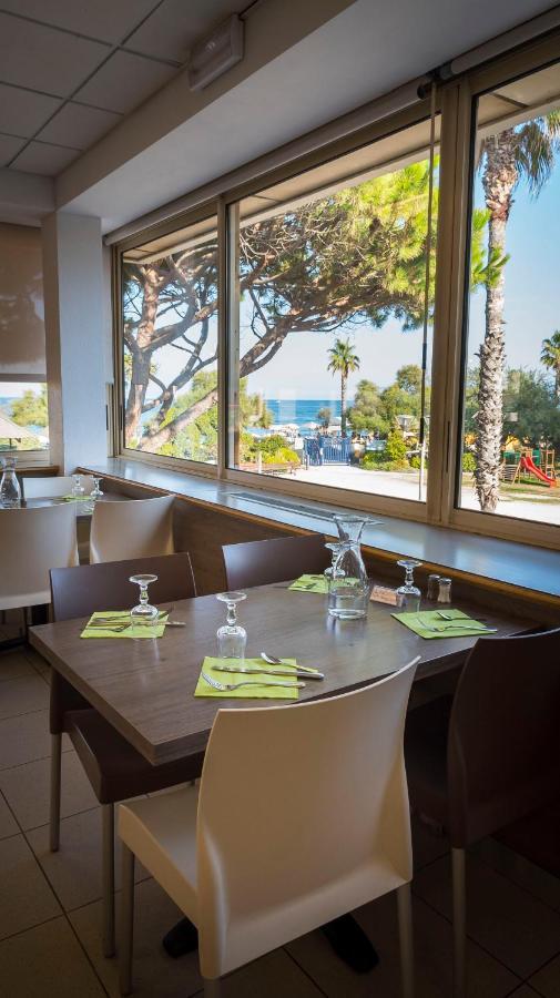 Hotel Club Oustal Del Mar Le Lavandou Exterior photo